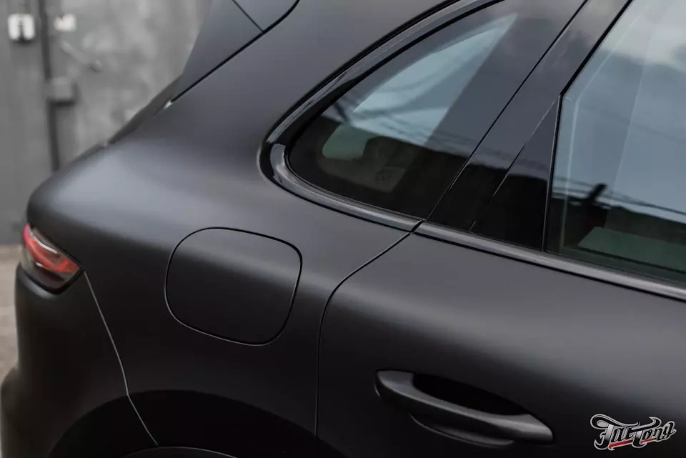 Porsche Cayenne. Оклейка кузова в Satin Black, окрас суппортов и дисков